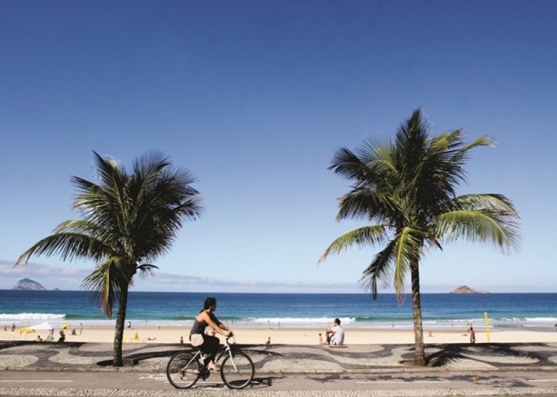BIKE ALONG THE BEACHFRONT