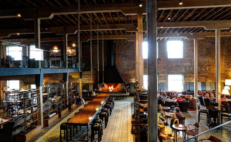 Singular main room