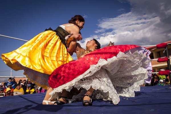 Cholitas indigenous women wrestling