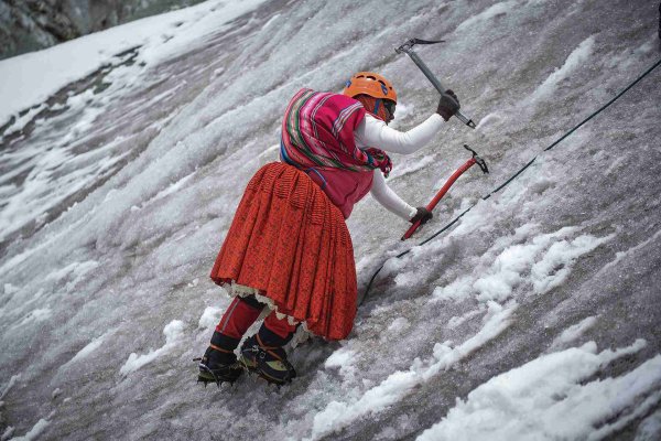 Cholita's Escaladoras climbing the mountain of Bolivia