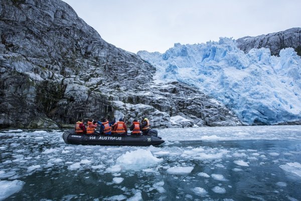 Zodiac tour to the glacier
